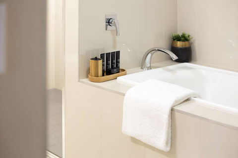 H on Smith Hotel - Accommodation Cooktown 3