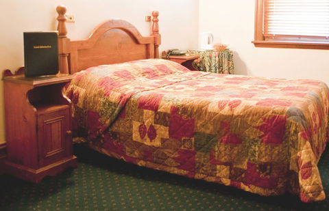 O'Malleys Hotel - Accommodation Cooktown 1