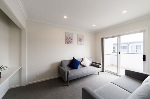 3BR Townhouse Double Garage Walk To Lake Ginninderra - Accommodation Cooktown 3
