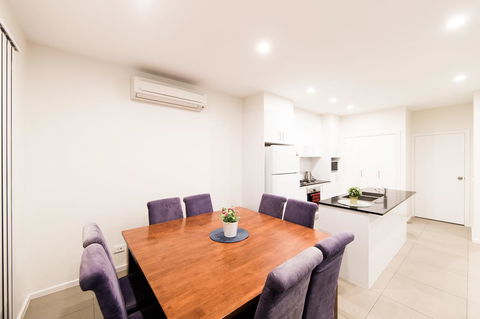 3BR Townhouse Double Garage Walk To Lake Ginninderra - Accommodation Cooktown 2