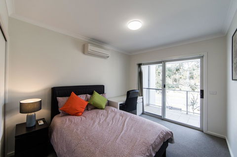 3BR Townhouse Double Garage Walk To Lake Ginninderra - Accommodation Cooktown 7