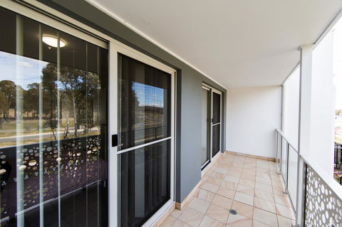 3BR Townhouse Double Garage Walk To Lake Ginninderra - Accommodation Cooktown 8