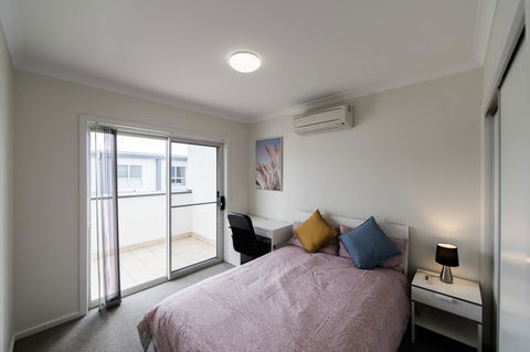 3BR Townhouse Double Garage Walk To Lake Ginninderra - Accommodation Cooktown 4