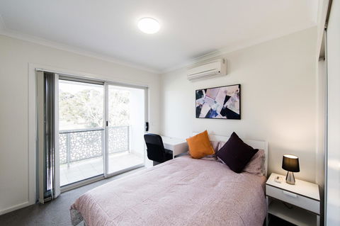 3BR Townhouse Double Garage Walk To Lake Ginninderra - Accommodation Cooktown 6