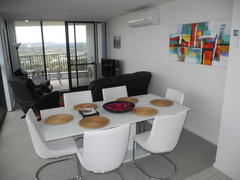 3BR Executive Apartment With Lake And Mountain Views - Accommodation Cooktown 8