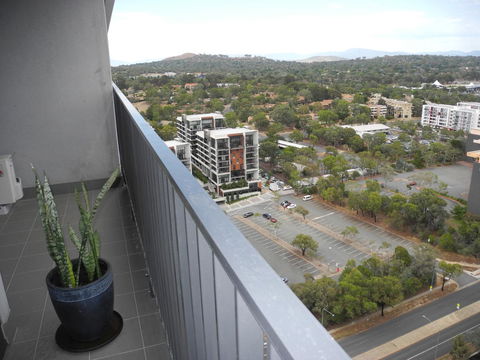 3BR Executive Apartment With Lake And Mountain Views - Accommodation Cooktown 12
