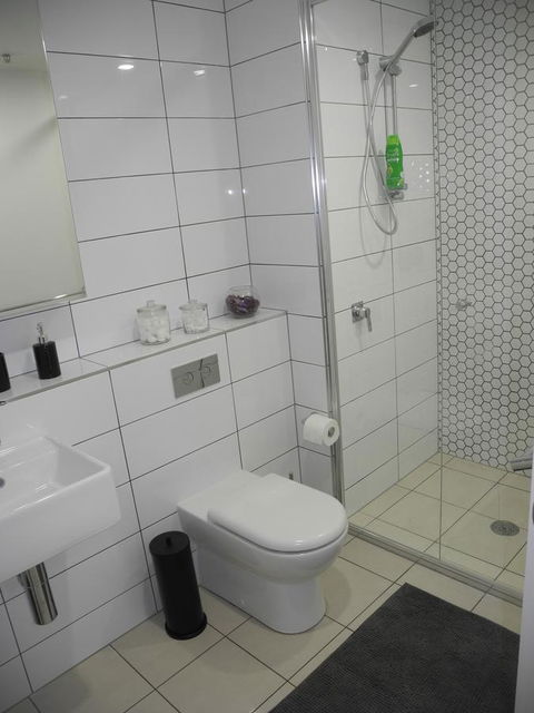 3BR Executive Apartment With Lake And Mountain Views - Accommodation Cooktown 18