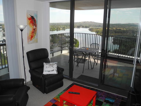 3BR Executive Apartment With Lake And Mountain Views - Accommodation Cooktown 1