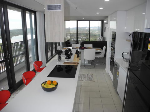 3BR Executive Apartment With Lake And Mountain Views - Accommodation Cooktown 9