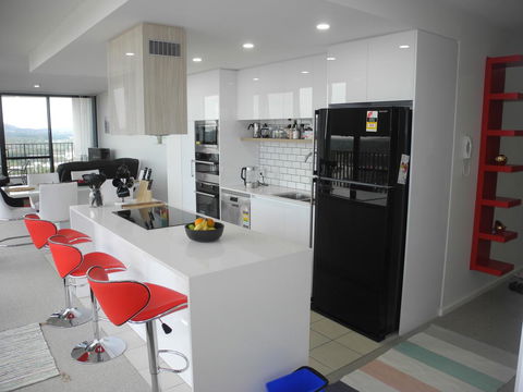 3BR Executive Apartment With Lake And Mountain Views - Accommodation Cooktown 7