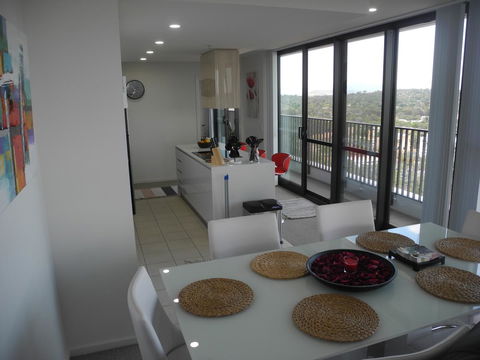 3BR Executive Apartment With Lake And Mountain Views - Accommodation Cooktown 17