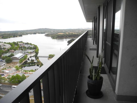 3BR Executive Apartment With Lake And Mountain Views - Accommodation Cooktown 11