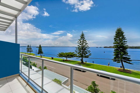 Lakeside Waterfront Apartment The Entrance - Accommodation Cooktown 33