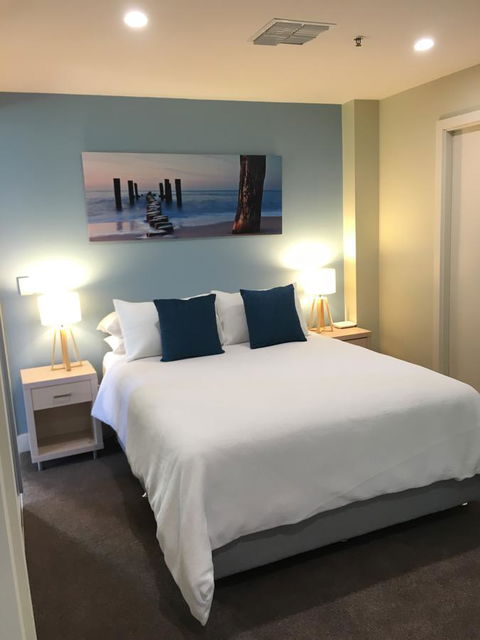 Beachside Luxury Apartments One & Two Bedroom In Beachfront Oaks Pier Building - Accommodation Cooktown 23