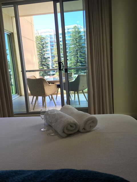 Beachside Luxury Apartments One & Two Bedroom In Beachfront Oaks Pier Building - Accommodation Cooktown 24