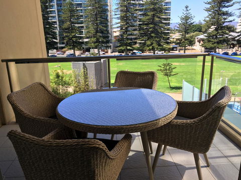 Beachside Luxury Apartments One & Two Bedroom In Beachfront Oaks Pier Building - Accommodation Cooktown 25