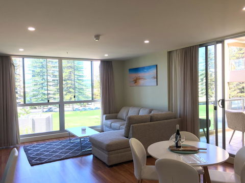 Beachside Luxury Apartments One & Two Bedroom In Beachfront Oaks Pier Building - Accommodation Cooktown 3