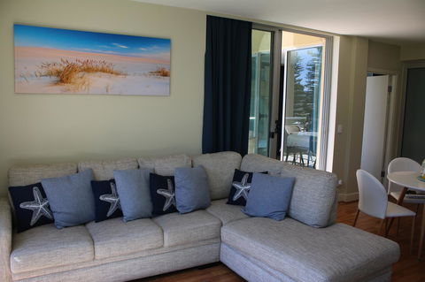Beachside Luxury Apartments One & Two Bedroom In Beachfront Oaks Pier Building - Accommodation Cooktown 12