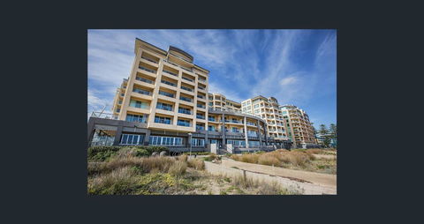 Beachside Luxury Apartments One & Two Bedroom In Beachfront Oaks Pier Building - Accommodation Cooktown 2