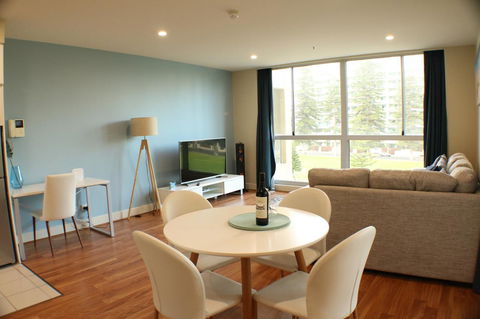 Beachside Luxury Apartments One & Two Bedroom In Beachfront Oaks Pier Building - Accommodation Cooktown 0