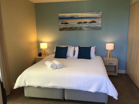 Beachside Luxury Apartments One & Two Bedroom In Beachfront Oaks Pier Building - Accommodation Cooktown 22
