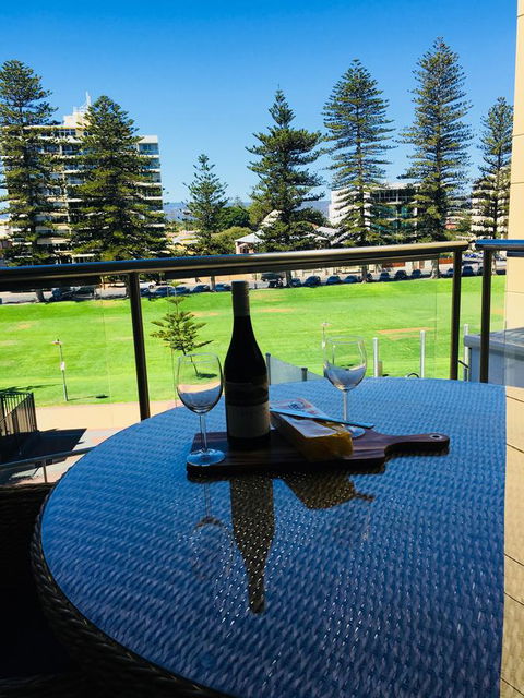 Beachside Luxury Apartments One & Two Bedroom In Beachfront Oaks Pier Building - Accommodation Cooktown 26