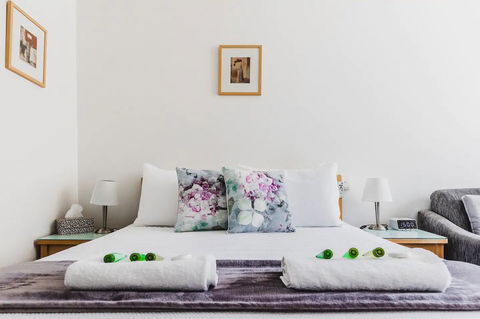 Hi 5 Glenelg Studio Apartment - Accommodation Cooktown 1