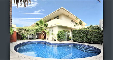 Hi 5 Glenelg Studio Apartment - Accommodation Cooktown 0