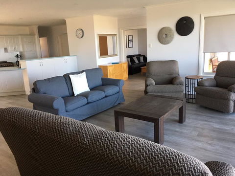 Emu Bay Holiday Homes - Accommodation Cooktown 30