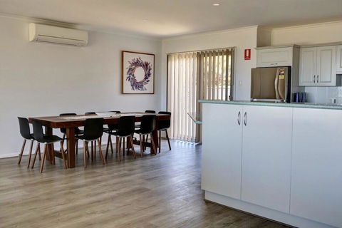 Emu Bay Holiday Homes - Accommodation Cooktown 17