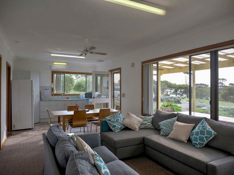 Emu Bay Holiday Homes - Accommodation Cooktown 7