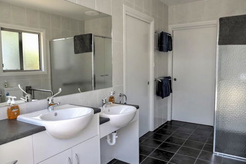 Emu Bay Holiday Homes - Accommodation Cooktown 14