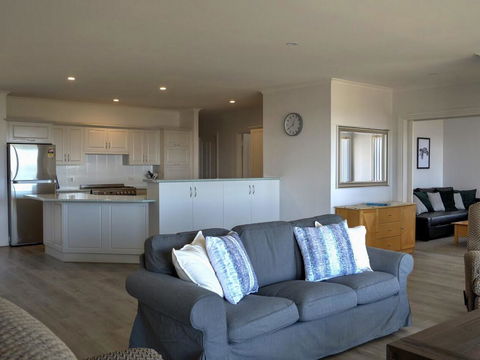 Emu Bay Holiday Homes - Accommodation Cooktown 15
