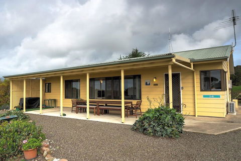 Emu Bay Holiday Homes - Accommodation Cooktown 8
