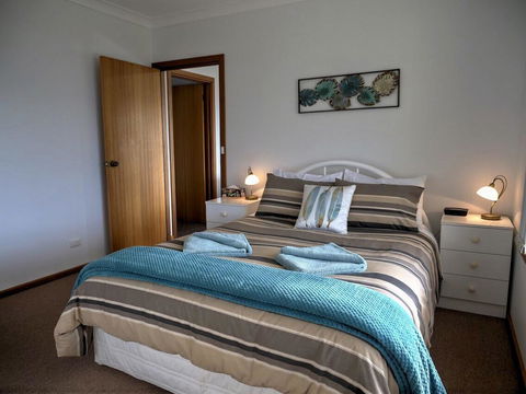 Emu Bay Holiday Homes - Accommodation Cooktown 11