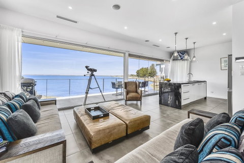 Aloha Waterfront Properties - Accommodation Cooktown 3