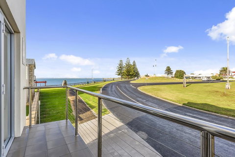 Aloha Waterfront Properties - Accommodation Cooktown 14