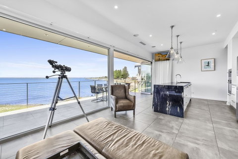 Aloha Waterfront Properties - Accommodation Cooktown 8