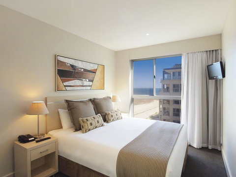 Oaks Glenelg Plaza Pier Suites - Accommodation Cooktown 2