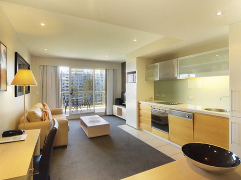 Oaks Glenelg Plaza Pier Suites - Accommodation Cooktown 6