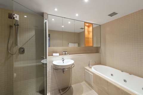 Oaks Glenelg Plaza Pier Suites - Accommodation Cooktown 3