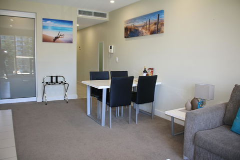 Beachside Luxury Getaway In Glenelg - Accommodation Cooktown 5