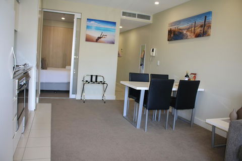 Beachside Luxury Getaway In Glenelg - Accommodation Cooktown 4