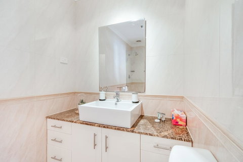 York Apartments On Grenfell - Accommodation Cooktown 13