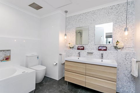 Heart Of Glenelg BnB - Accommodation Cooktown 3