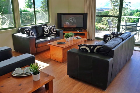 SkyView Villa - Accommodation Cooktown 4