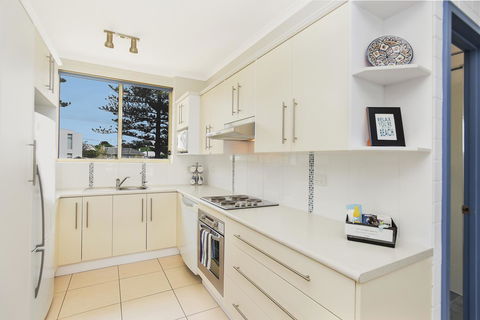 The Dolphins Beachfront Apartments - Accommodation Cooktown 12