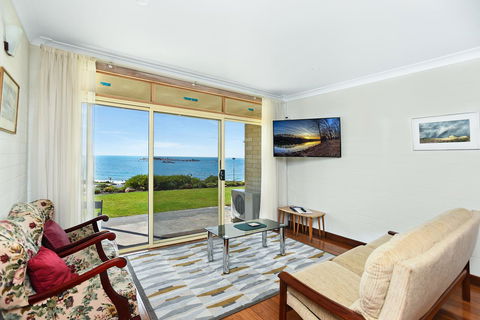 The Dolphins Beachfront Apartments - Accommodation Cooktown 7