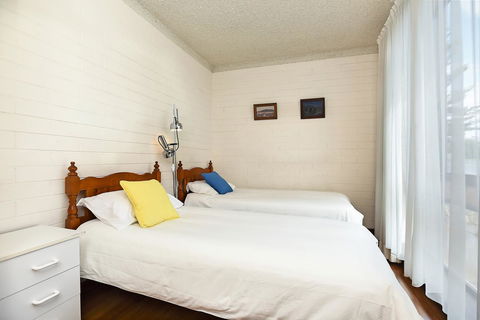 The Dolphins Beachfront Apartments - Accommodation Cooktown 8