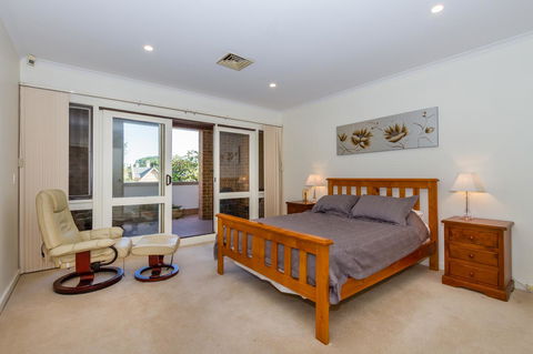 Adelaide Style Accommodation-Close To City-North Adelaide-3 Bdrm- FREE Parking - Accommodation Cooktown 3